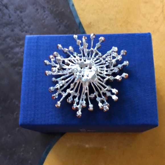 Starburst clear blue crystal broach/ pendant - Picture 4 of 5